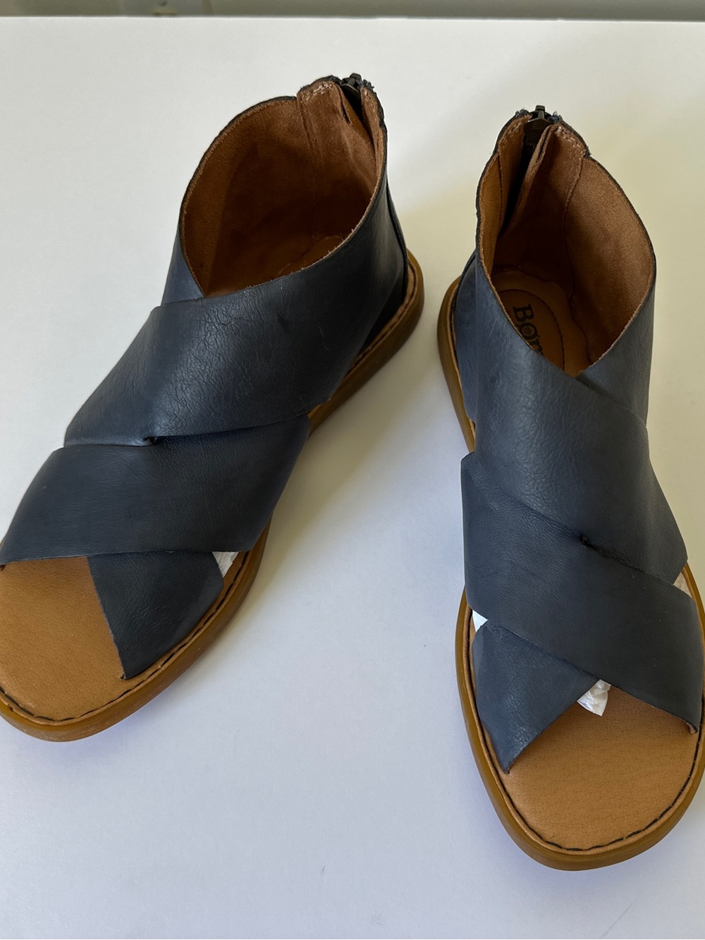 NWOT Born Iwa Leather Sandal in Navy Marine - Picture 7 of 9